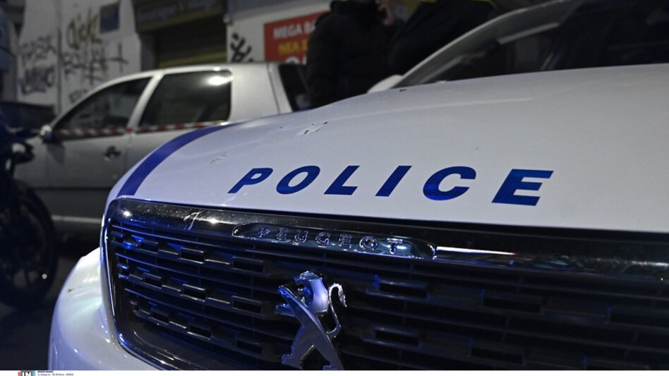 Την πρόλαβαν πριν πηδήξει από βράχο 