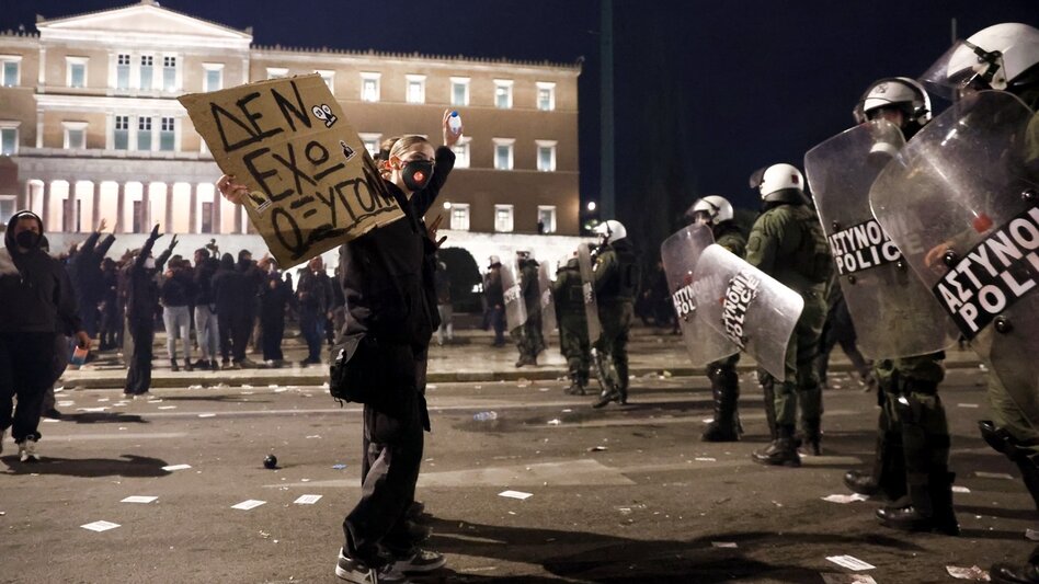 Επεισόδια στο Σύνταγμα: Μολότοφ, φωτιές και χημικά μετά τη συγκέντρωση για τα Τέμπη
