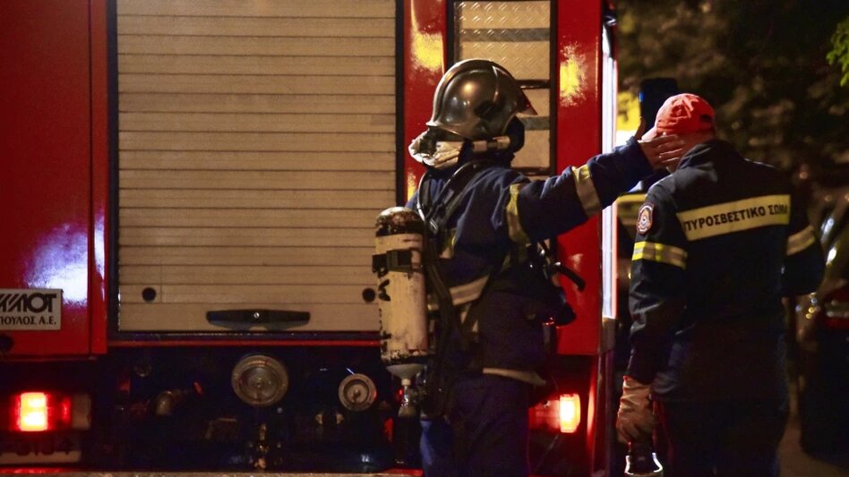 Μεγάλη φωτιά στο εργοστάσιο της Βιόλαντα στα Τρίκαλα - Πέντε οι αγνοούμενοι