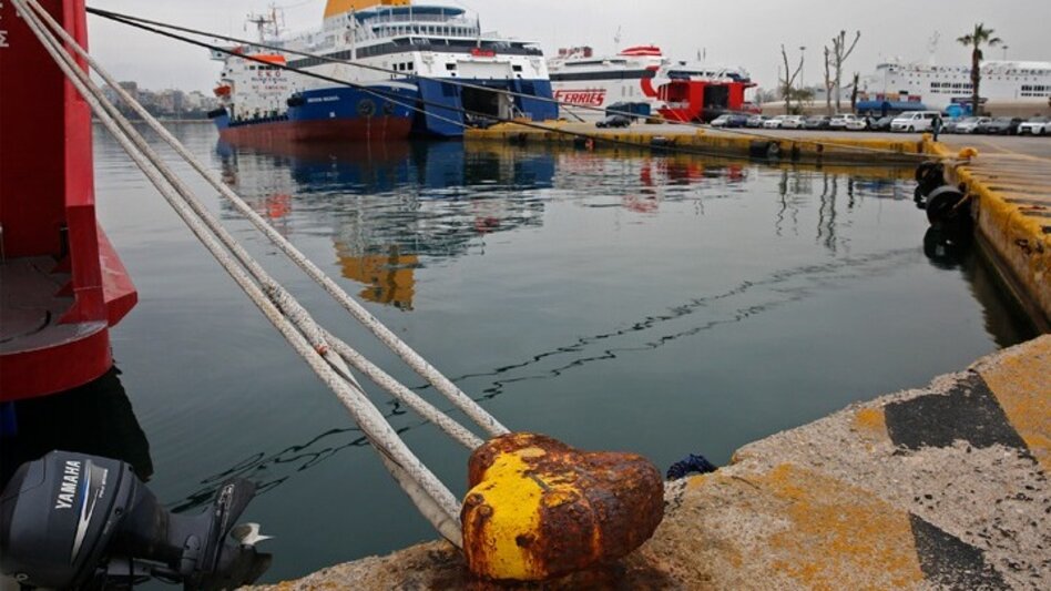 Οι ισχυροί άνεμοι κρατούν δεμένα τα πλοία – Απαγορευτικό απόπλου σε βασικά λιμάνια