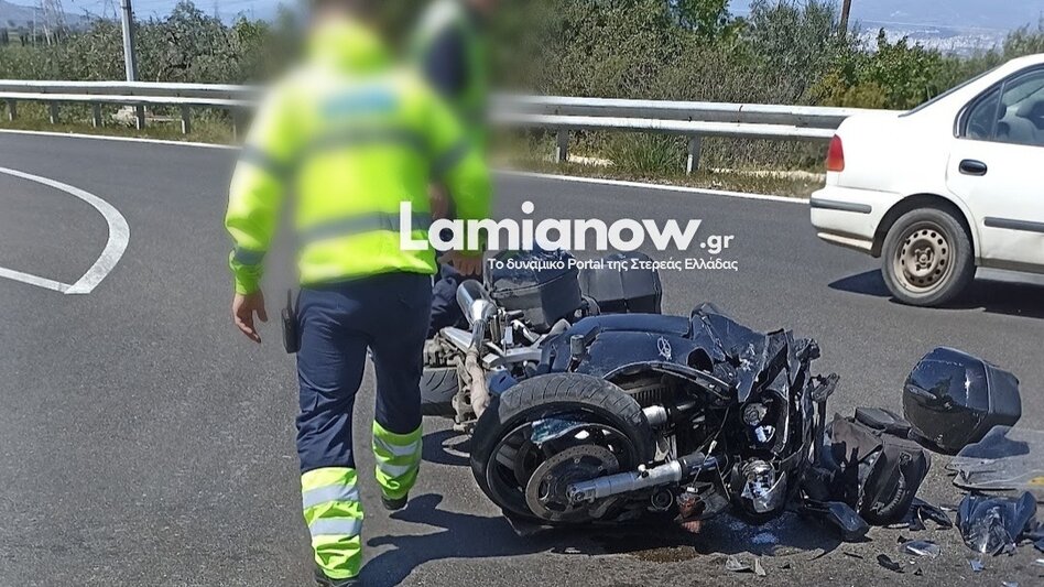 Σφοδρή σύγκρουση ΙΧ με μηχανή στη Λαμία – Στο νοσοκομείο ο αναβάτης