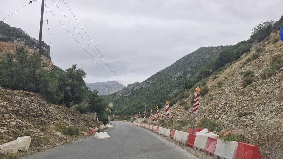 Τις πήρε και τις... σήκωσε ο νοτιάς τις μπαριέρες - Κίνδυνος για τους οδηγούς - Βίντεο