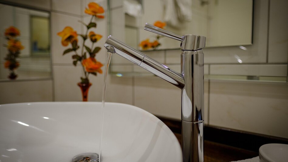 Καθρέφτες μπάνιου: Τα 2 κοινά λάθη που πρέπει να αποφεύγετε για να μην θαμπώνουν