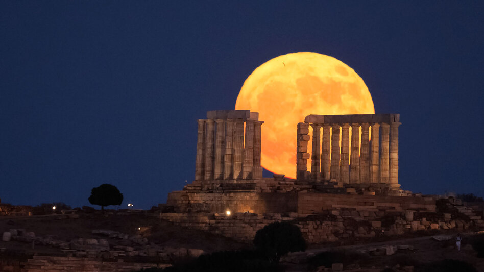 Μάγεψε το «Φεγγάρι του Ελαφιού» - Εντυπωσιακές εικόνες