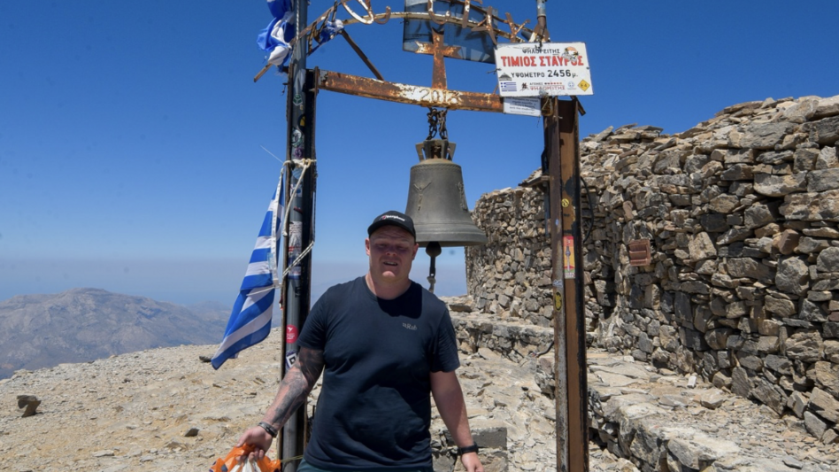 Από το Γιόρκσαϊρ στην Κρήτη: Ο Τζο καθαρίζει τον Ψηλορείτη και μας δίνει ένα μάθημα πολιτισμού