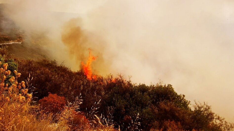 Κεφαλονιά: Μάχη με τις αναζωπυρώσεις στη μεγάλη πυρκαγιά στον Καραβάδο