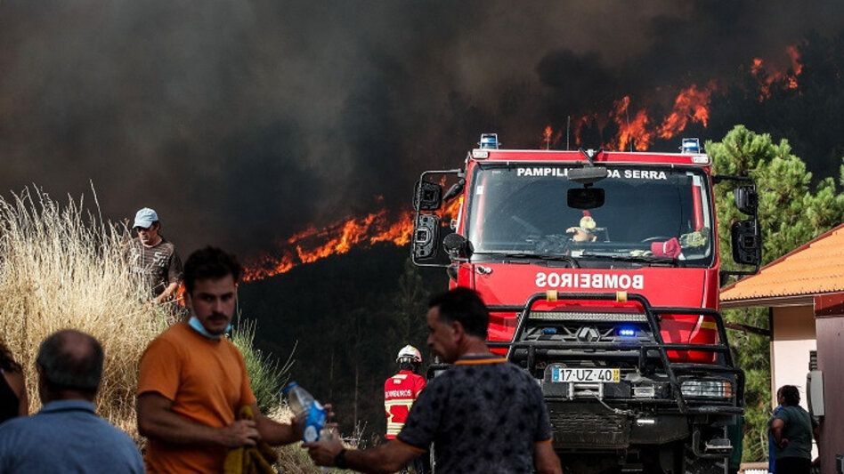 Nεκροί πυροσβέστες που μάχονταν στις πυρκαγιές που καίνε σε Ισπανία και Πορτογαλία