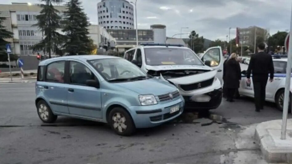 Θεσσαλονίκη: Αυτοκίνητο συγκρούστηκε με ιδιωτικό ασθενοφόρο