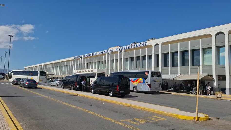 Αεροδρόμιο Ηρακλείου: Στο τραπέζι πεζογέφυρα για να μπει τέλος στο κυκλοφοριακό χάος