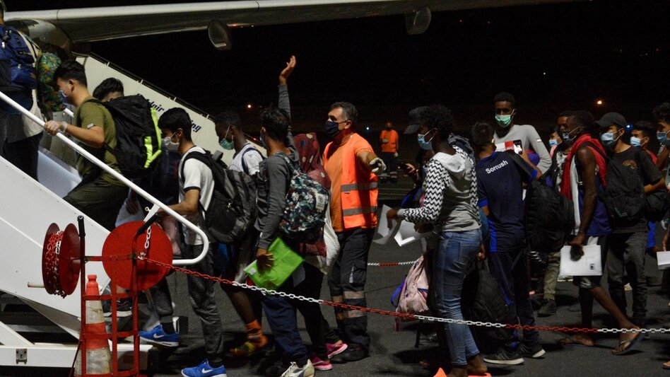 Πρώτη πτήση επιστροφής Σύρων αιτούντων άσυλο από την Αθήνα στη Δαμασκό μετά από 14 χρόνια