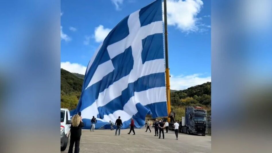 Συγκίνηση στο Καλπάκι: Υψώθηκε ξανά η μεγαλύτερη ελληνική σημαία στην περιοχή που ξεκίνησε το έπος του '40