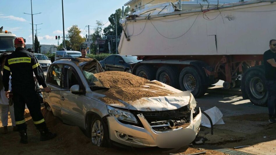 Φορτηγό «έλιωσε» αυτοκίνητο στη Βάρη: Ανετράπη και το καταπλάκωσε