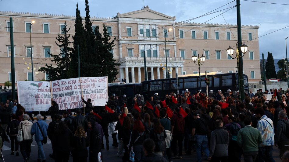 Κορυφώνονται οι εκδηλώσεις για την 52η επέτειο του Πολυτεχνείου - Εκτεταμένα μέτρα ασφαλείας - Προσαγωγές και συλλήψεις