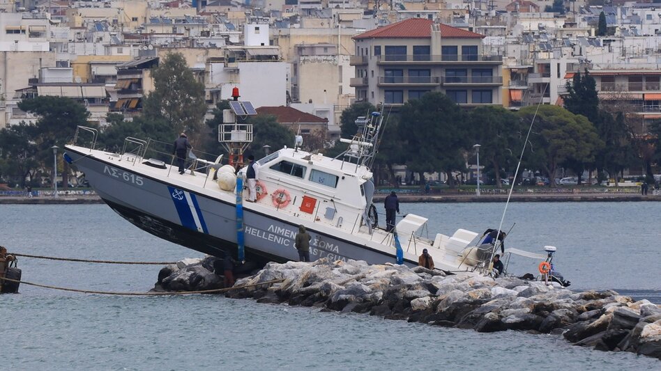 Bόλος: Αιτία προσάραξης σκάφους Λιμενικού στα βράχια οι κακές καιρικές συνθήκες