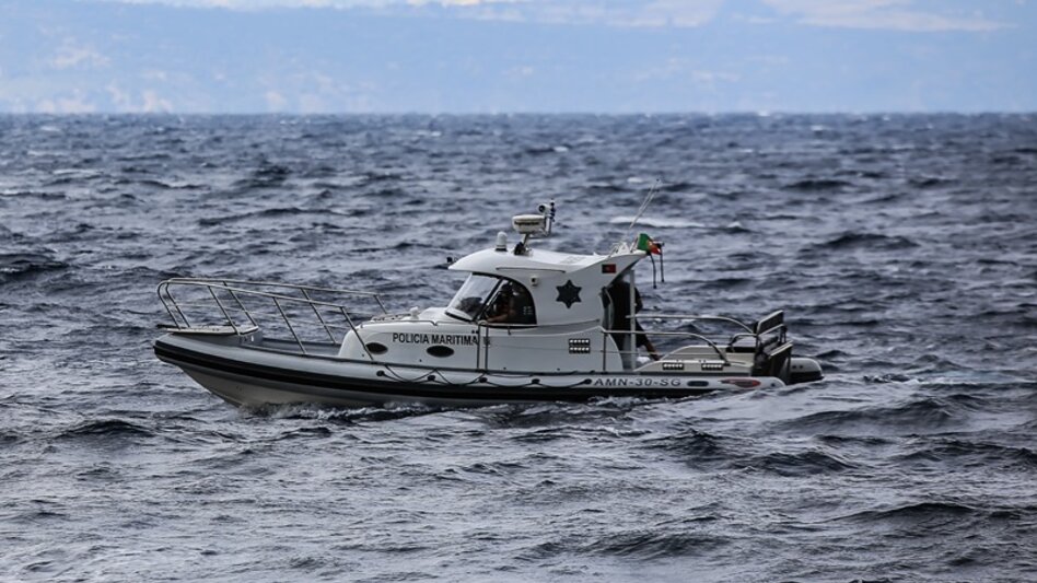 Πολύνεκρη τραγωδία νότια των Καλών Λιμένων: ανατράπηκε η βάρκα όταν προσέγγισε παραπλέον πλοίο για βοήθεια 