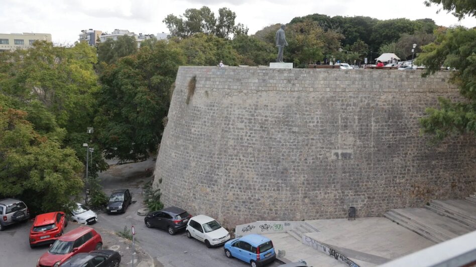 Ηράκλειο: μετά τον εμπρησμό στο κέντρο του Ηρακλείου, πήδηξε στο κενό από τα τείχη