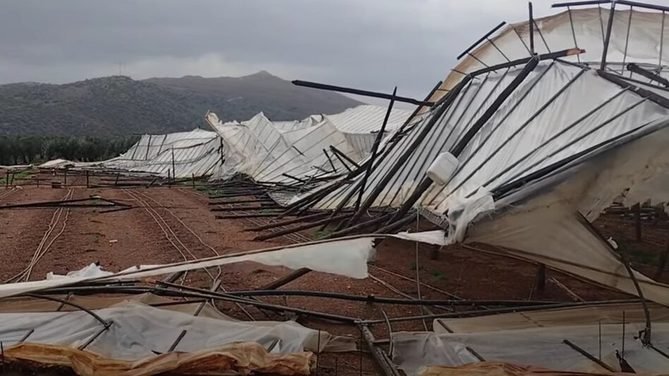 Θυελλώδεις άνεμοι «σαρώνουν» την Κρήτη: Καταστροφές σε θερμοκήπια, διακοπές ρεύματος, πτώσεις αντικειμένων - Δείτε βίντεο