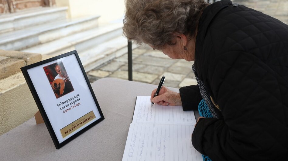 Συγκίνηση στην κηδεία του Γιάννη Ξυλούρη - Πλήθος κόσμου τον αποχαιρετά!