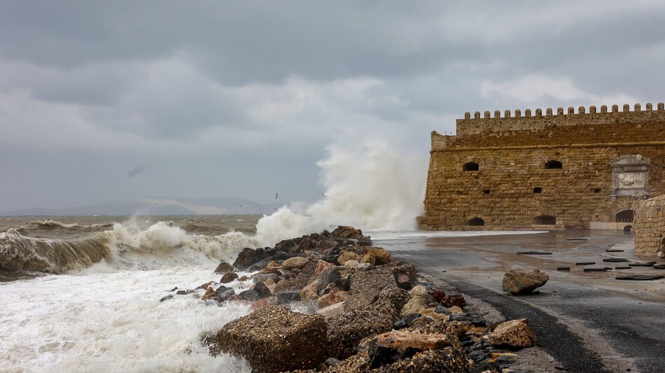 Θυελλώδεις νοτιάδες "σαρώνουν" την Κρήτη - Ισχυρές βροχές και καταιγίδες από το μεσημέρι