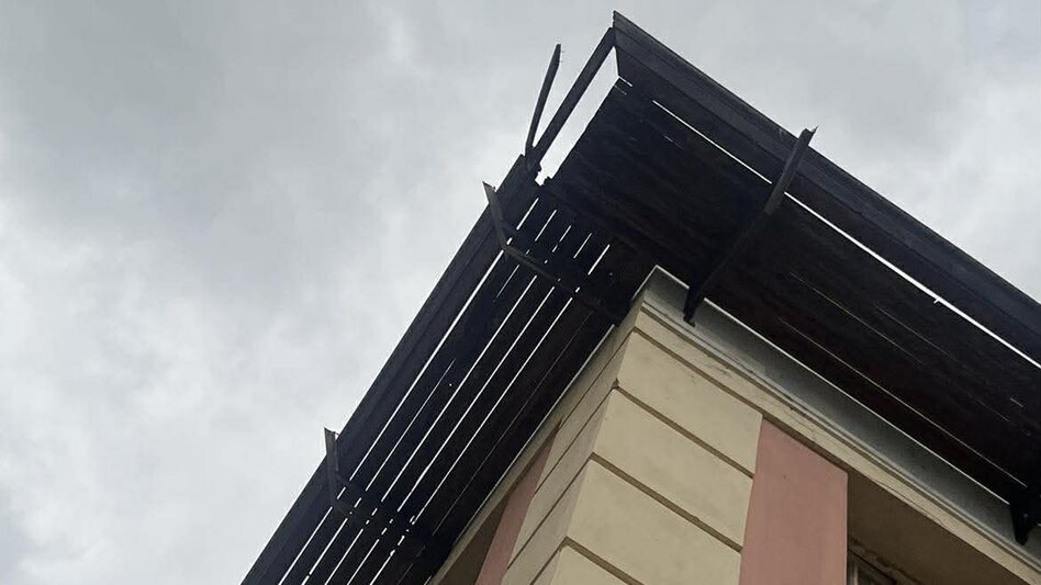 Ηράκλειο: Το στέγαστρο του Δικαστικού Μεγάρου έτοιμο να πέσει στα κεφάλια περαστικών!