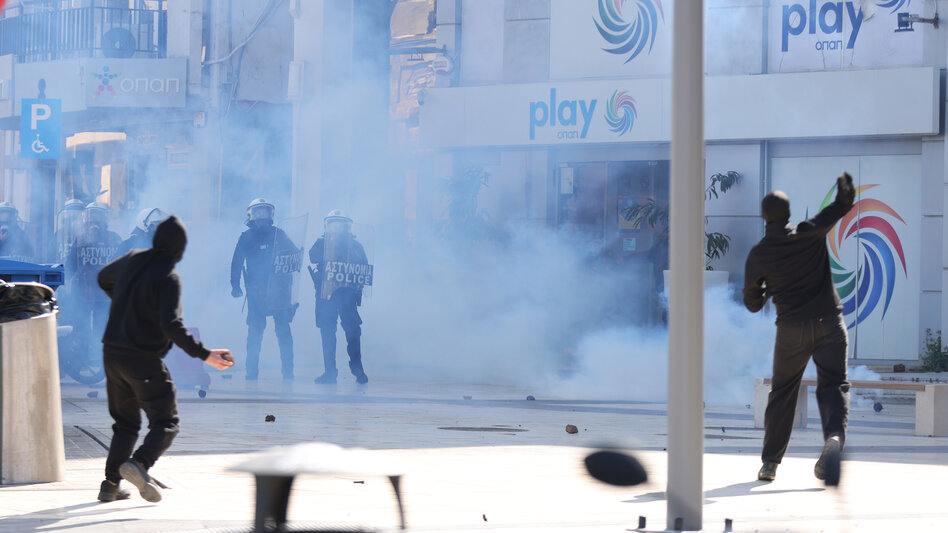 Επεισόδια στο κέντρο του Ηρακλείου μετά την πορεία για τα Τέμπη