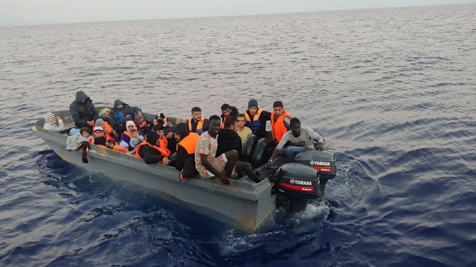 Πολύνεκρη τραγωδία νότια των Καλών Λιμένων: ανατράπηκε η βάρκα όταν προσέγγισε παραπλέον πλοίο για βοήθεια 