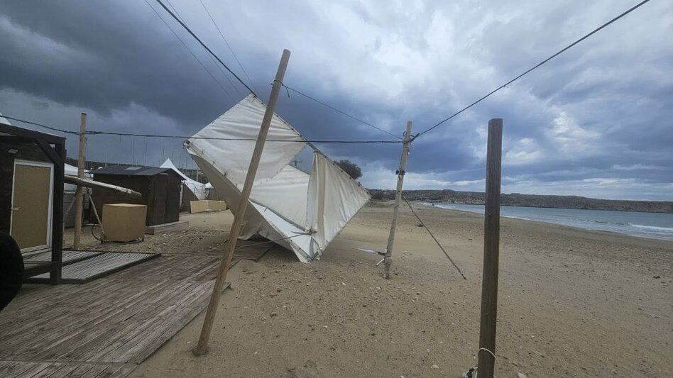Τα πήρε και τα σήκωσε στο Karteros Beach Sport Center ο αέρας - Κατεστραμμένος ο χώρος
