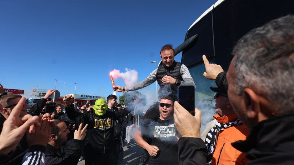 Σε κλίμα αποθέωσης η υποδοχή της αποστολής του ΟΦΗ στο Ηράκλειο - Βίντεο και φωτογραφίες 