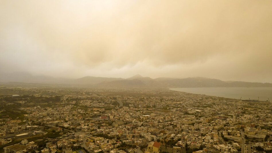 Έκτακτο δελτίο επιδείνωσης καιρού: «Πορτοκαλί» συναγερμός για ισχυρές βροχές στα βόρεια και αφρικανική σκόνη στην Κρήτη