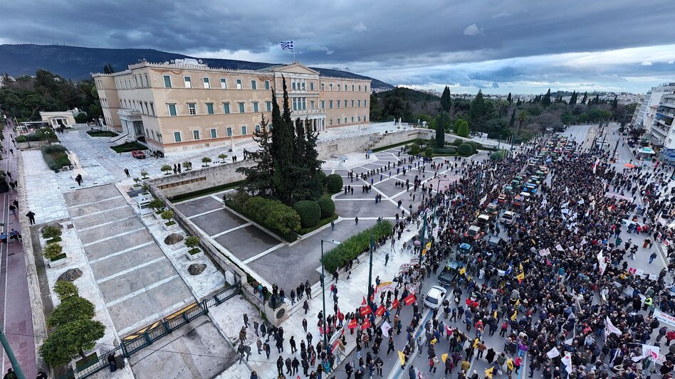 Αγρότες: Ξενύχτησαν στο Σύνταγμα με πάνω από 40 τρακτέρ- Τα αιτήματα και τα μηνύματα