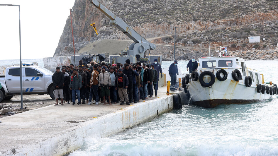 Πλεύρης για ναυάγιο στην Κρήτη: Εμπορικό το πλοίο που προσέγγισε τους μετανάστες, αν ήταν του Λιμενικού θα φώναζαν οι ΜΚΟ