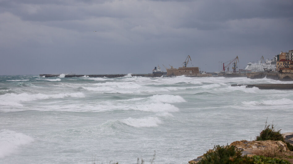 Θυελλώδεις άνεμοι "σφυροκοπούν" την Κρήτη με ριπές έως 121 km/h