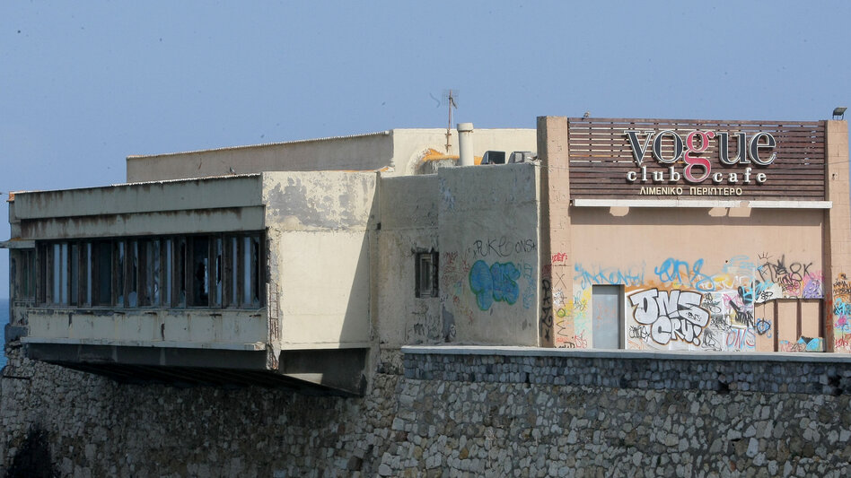 Διαφωνία των Αρχαιολόγων κρατά «παγωμένο» το Λιμενικό Περίπτερο - Επενδυτές υπάρχουν, αλλά το κτίριο καταρρέει