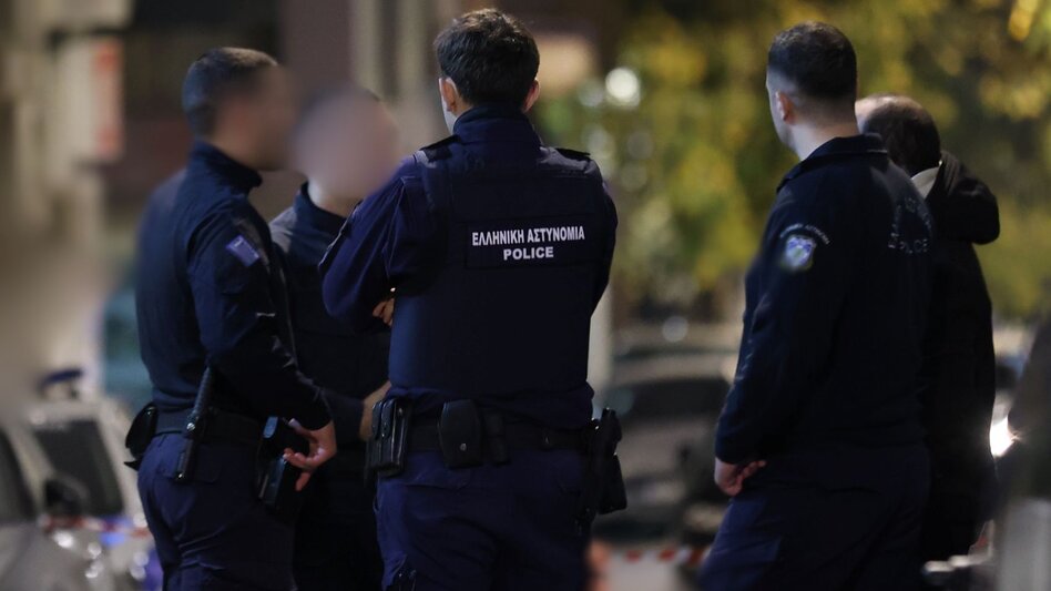 Μπήκαν να αγοράσουν νερό, είδαν την ιδιοκτήτρια να κλαίει και ανέλαβαν …δράση