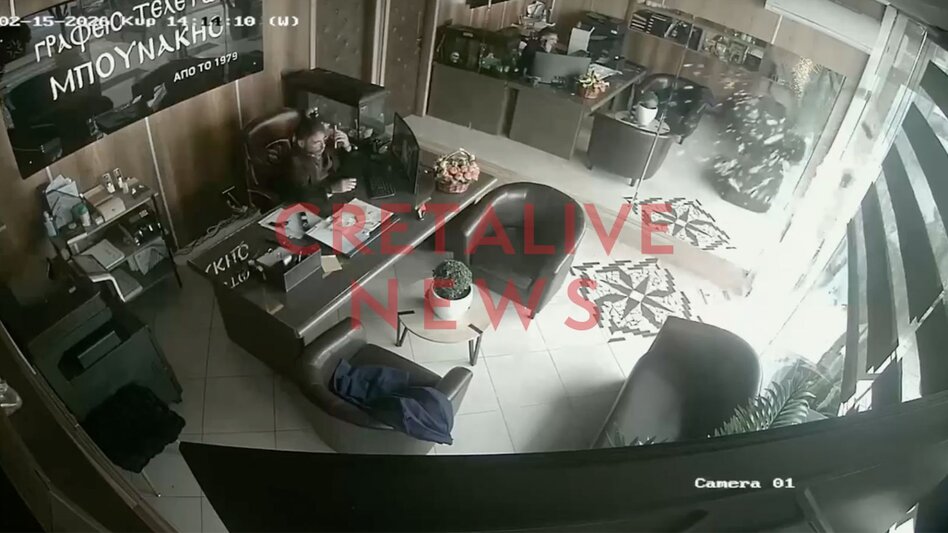 Ηράκλειο: Ο αέρας πήρε την πόρτα και τη σήκωσε! Βίντεο ντοκουμέντο