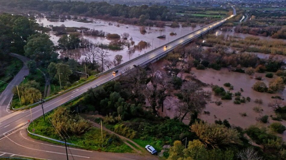 Πύργος: Τα αγριεμένα νερά του Αλφειού «γλύφουν» τη γέφυρα στην είσοδο της πόλης