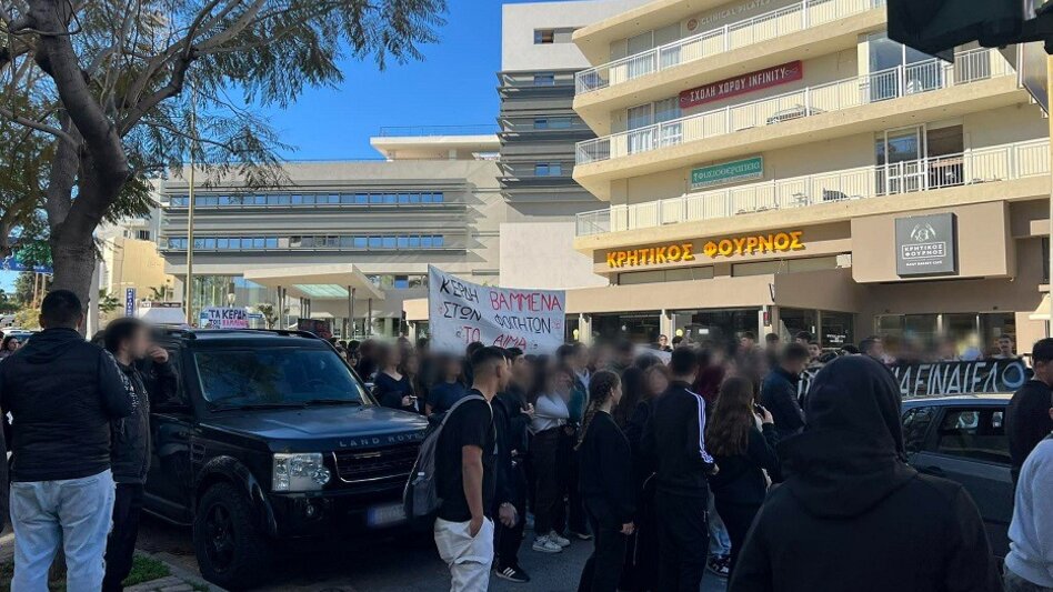 "Κεριά βαμμένα στων φοιτητών το αίμα" - Πορεία διαμαρτυρίας από μαθητές στο Ηράκλειο για τα Τέμπη - Βίντεο και φωτογραφίες