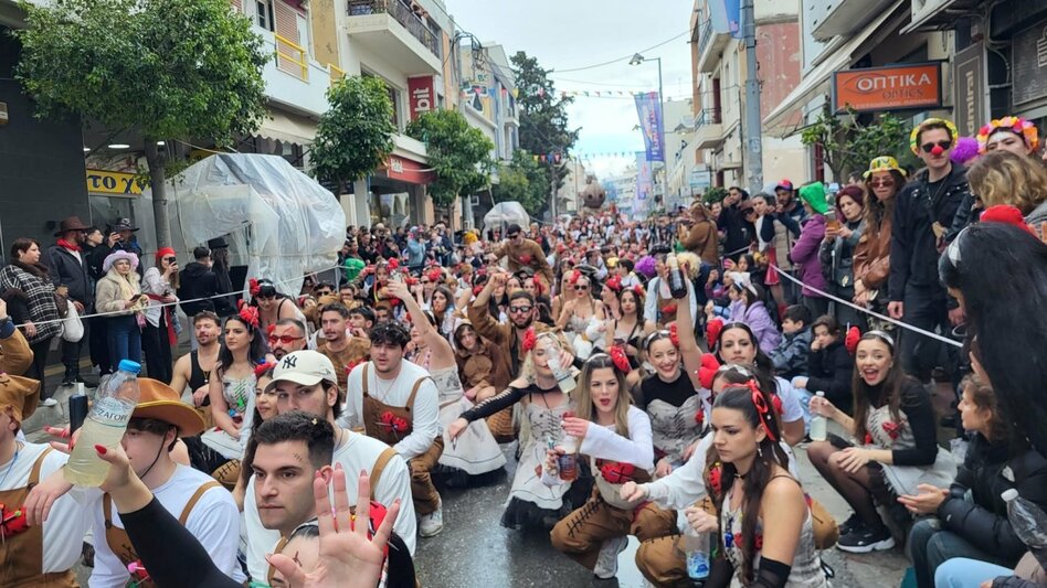 Αποκριάτικο ξεφάντωμα σε όλη την Κρήτη παρά τη βροχή: Χρώμα, παλμός και χιλιάδες καρναβαλιστές 