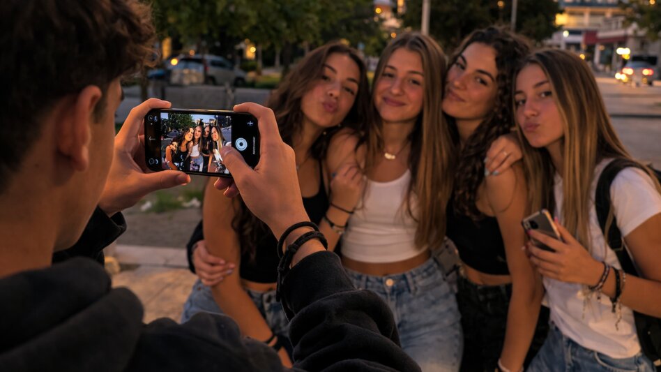 Απίστευτο! Έφτιαξαν γυμνές φωτογραφίες συμμαθητριών και καθηγητριών τους με ΑΙ!