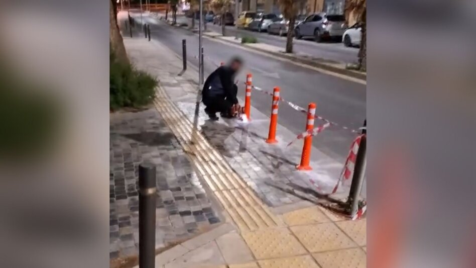 Ηράκλειο: Έσπασαν μπάρες και ξήλωσαν κολωνάκια μέλη του Ρουβίκωνα στα δημοτικά πάρκινγκ!