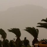 Προβλήματα στις πτήσεις, φωτιές και πτώσεις αντικειμένων λόγω των θυελλωδών νοτιάδων στην Κρήτη!