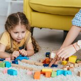 «Νταντάδες της Γειτονιάς»: Ποιοι δικαιούνται 500 ευρώ το μήνα 