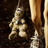 Υπόθεση οχτώ παιδιών: Επιμένει η γειτόνισσα - «Έφαγε πολύ ξύλο η 15χρονη»