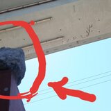 Πέτρα έπεσε από τη γέφυρα κι "έσκασε" δίπλα σε κολυμβητές