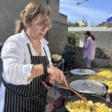 Πόμπια: Με 500 αβγά και 80 κιλά πατάτες το παραδοσιακό σφουγγάτο για τον Άη Γιώργη τον Μεθυστή