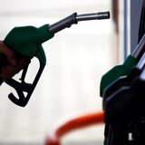 Βαρύ πρόστιμο στους πρατηριούχους εάν βάζουν βενζίνη σε οδηγούς μηχανής που δεν φοράνε κράνος!
