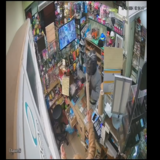 Ιδιοκτήτρια μίνι μάρκετ κυνήγησε με τον πλάστη τον επίδοξο ληστή! Δείτε βίντεο