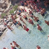 Τουρίστες… σαν κοπάδι προβάτων: Εικόνες παροξυσμού στις πηγές του Κουρταλιώτη! Δείτε φωτογραφίες!