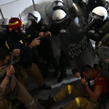 Η ανακοίνωση της ΕΛΑΣ για τα επεισόδια στο Υπουργείο Κλιματικής Κρίσης με τους εποχιακούς πυροσβέστες 