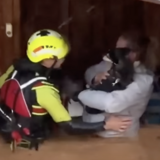 Πλημμύρες στην Ισπανία: Η συγκλονιστική διάσωση μιας γυναίκας και των κατοικίδιων της 